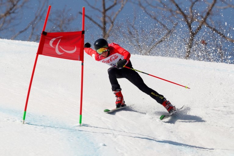 Zusjes Sana eindigen als zesde in reuzenslalom Paralympische Winterspelen
