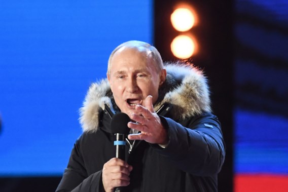 Poetin blijft president met monsterzege