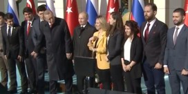 Erdogan 'steelt' jonge vrouw van Poetin bij groepsfoto