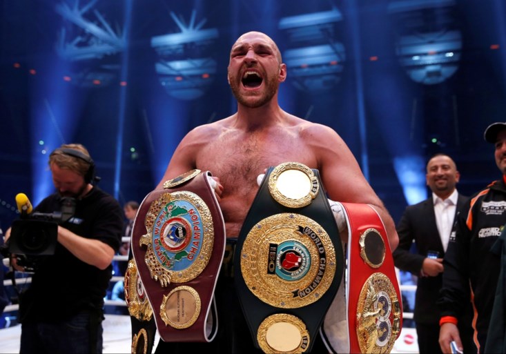 He’s back! Bokser Tyson Fury viert comeback na dopingschorsing (met enkele kilootjes extra)