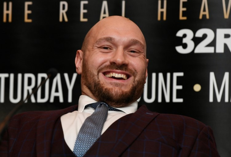 He’s back! Bokser Tyson Fury viert comeback na dopingschorsing (met enkele kilootjes extra)