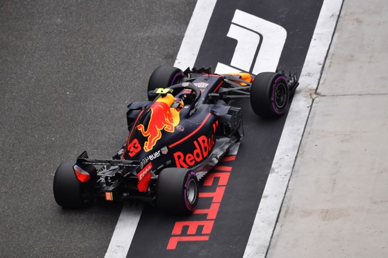 Verstappen maakt meteen excuses aan Vettel na botsing: “Heb deze race zelf verprutst”