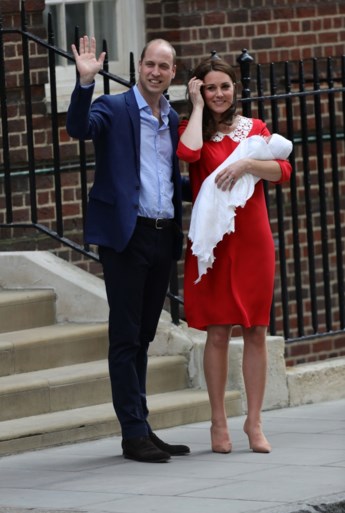 Kate Middleton en kersverse zoon verlaten ziekenhuis
