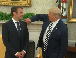 Trump veegt roos van Macrons kostuum: 'Hij is perfect'