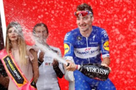 Meteen prijs voor Quick Step: indrukwekkende Viviani spurt naar de zege in Giro, Dennis pakt het roze