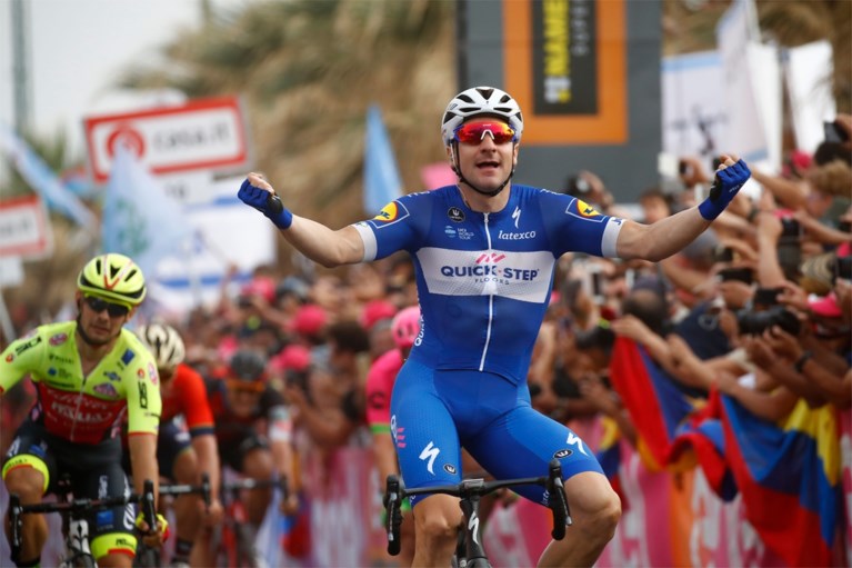 Meteen prijs voor Quick Step: indrukwekkende Viviani spurt naar de zege in Giro, Dennis pakt het roze