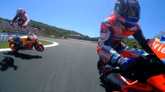 Drie toprijders rijden elkaar van de baan tijdens zware maar komische crash in MotoGP van Spanje