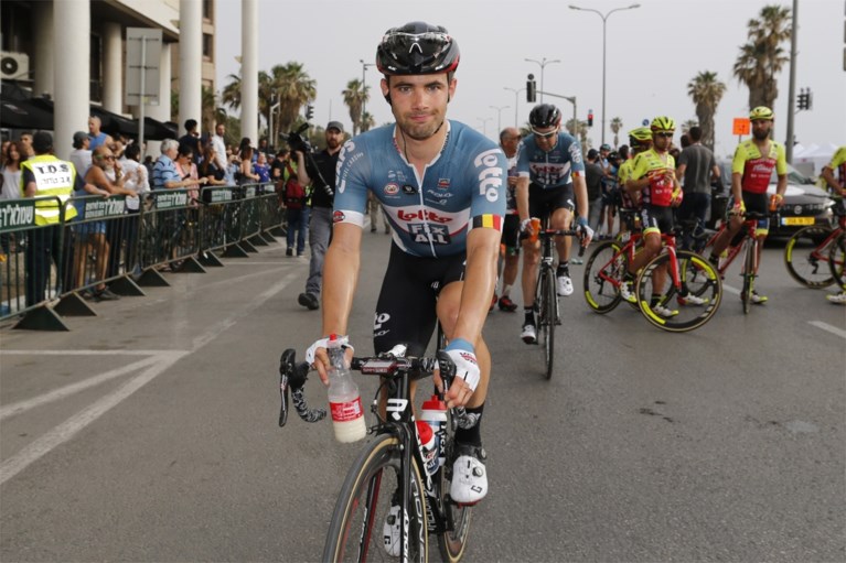 Meteen prijs voor Quick Step: indrukwekkende Viviani spurt naar de zege in Giro, Dennis pakt het roze
