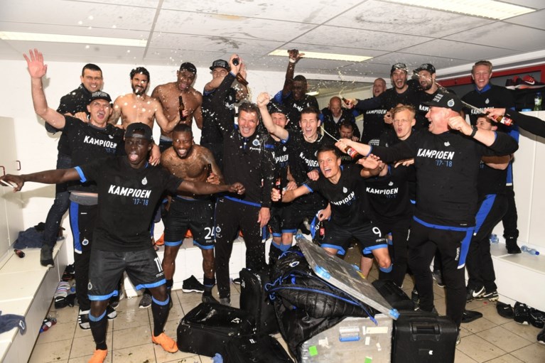 De blauw-zwarte feestbus: spelers van Club Brugge vieren titel al tijdens terugreis