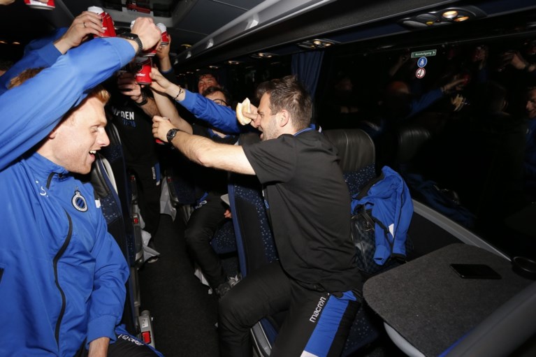 De blauw-zwarte feestbus: spelers van Club Brugge vieren titel al tijdens terugreis
