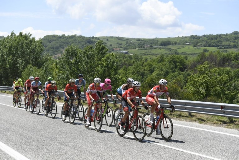 IJzersterke Yates wint in roze trui, Froome krijgt stevige oplawaai