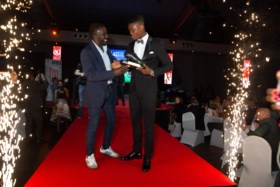 Het kan niet op: Anthony Limbombe wint als eerste Club-speler sinds 2000 Ebbenhouten Schoen