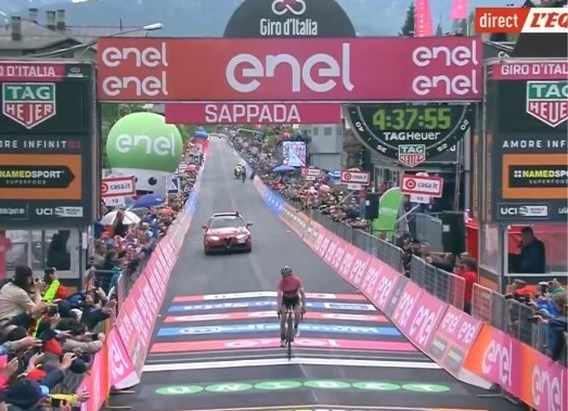 Oppermachtige Yates pakt derde ritzege en neemt stevige optie op eindwinst in Giro