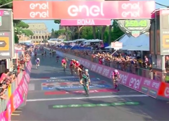 Bennett klopt Viviani en pakt derde ritzege tijdens chaotische slotetappe, Froome is eindwinnaar in de Giro