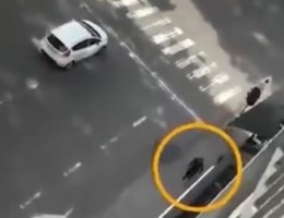 Getuige filmt hoe dader naar school loopt en 'Allahu Akbar' roept   
