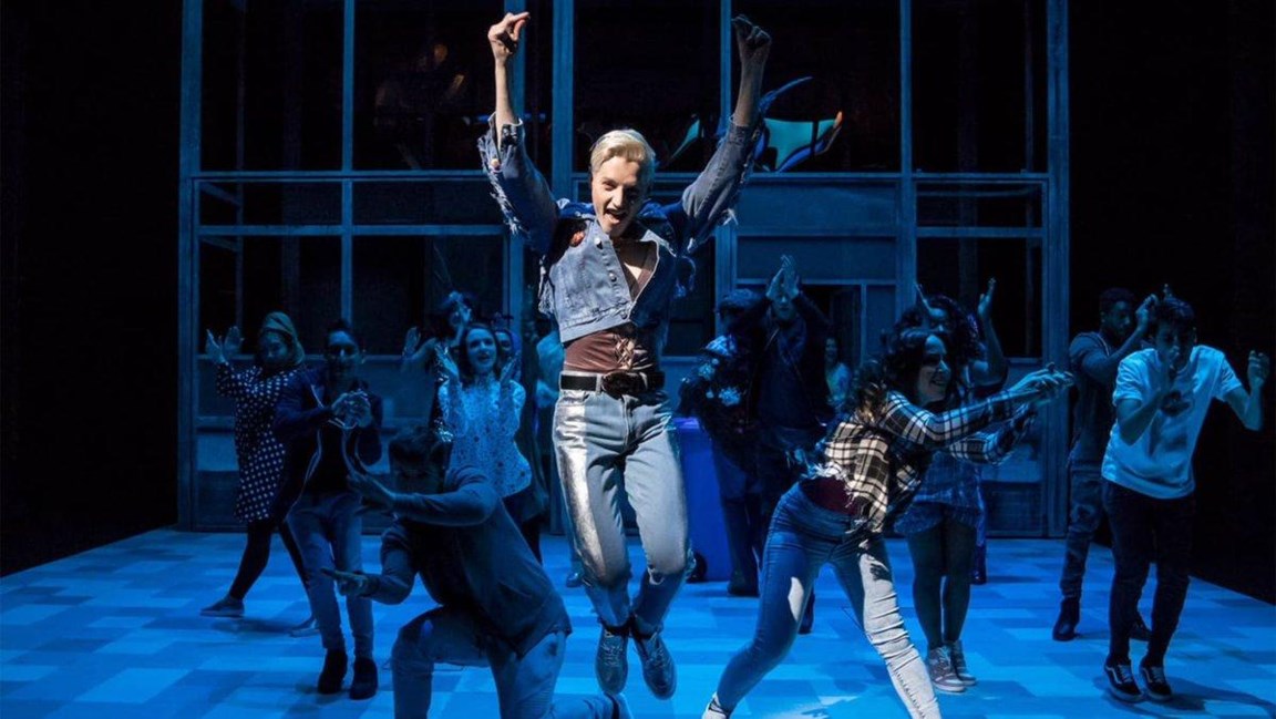 Jongen in jurk wordt docu, musical en film | De Standaard