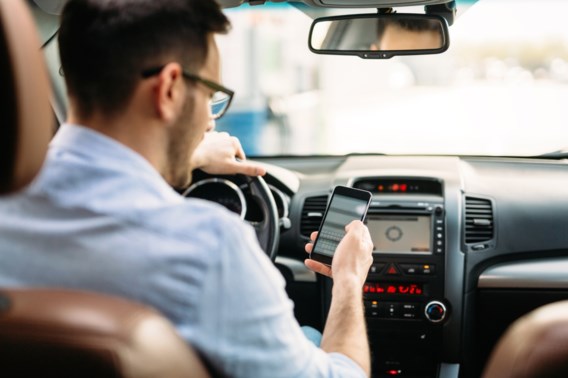 Wegen en Verkeer: ‘Verkeerslicht springt sneller op rood door smartphone achter stuur’