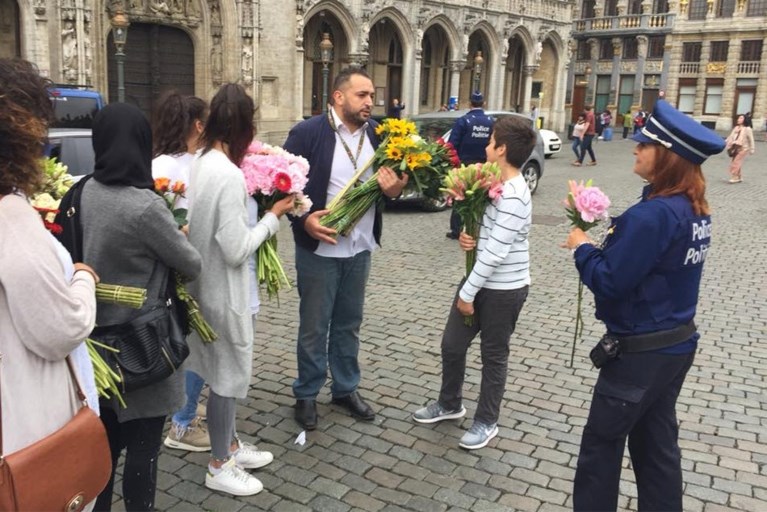 Bloemen voor politie en militairen: 'Ze reageerden verrast en ontroerd'