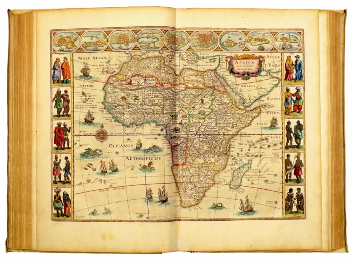 Fernand Huts koopt atlas 17de eeuw (en toont hem)