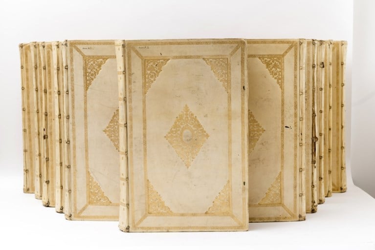 Fernand Huts koopt atlas 17de eeuw (en toont hem)