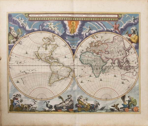 Fernand Huts koopt atlas 17de eeuw (en toont hem)