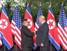 Trump en Kim schudden elkaar de hand