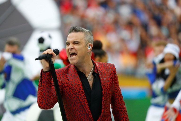 Enfant terrible Robbie Williams kan het niet laten: middenvinger tijdens openingsceremonie van WK
