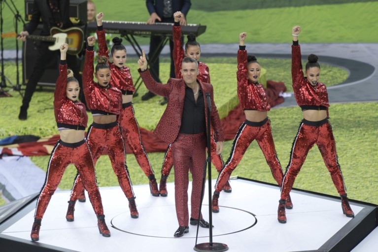 Enfant terrible Robbie Williams kan het niet laten: middenvinger tijdens openingsceremonie van WK