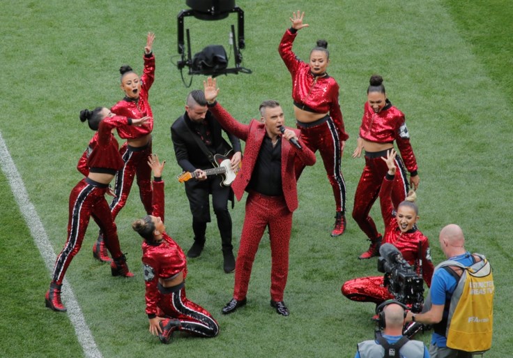 Enfant terrible Robbie Williams kan het niet laten: middenvinger tijdens openingsceremonie van WK
