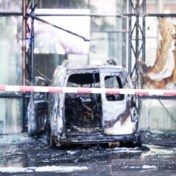 Auto ramt gevel van Nederlandse krant De Telegraaf