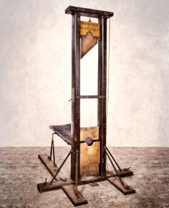 Waarom koopt een Franse zakenman een guillotine (waar Lady Gaga ooit naast greep)?