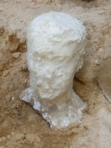 Mysterieuze zwart granieten sarcofaag geopend