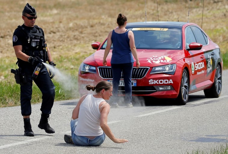 Hallucinante beelden: boeren verstoren de Tour met strobalen op de weg, pepperspray van politie belandt op renners