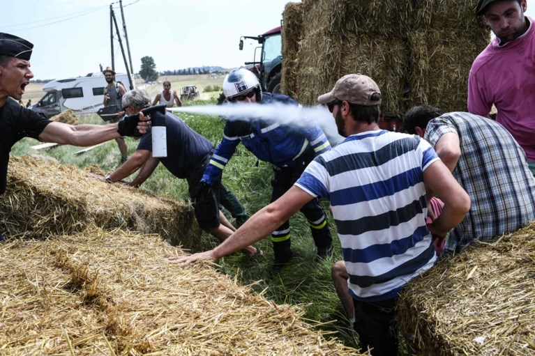 Hallucinante beelden: boeren verstoren de Tour met strobalen op de weg, pepperspray van politie belandt op renners