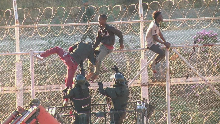 450 migranten raken met geweld in Spaanse exclave Noord-Afrika