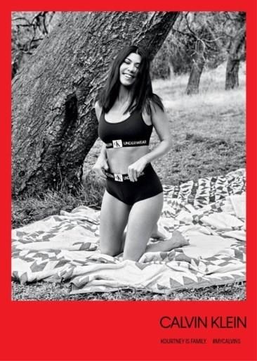 Raf Simons steekt alle Kardashians in lingerie