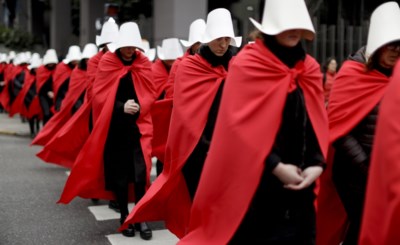 Schrijfster Handmaid S Tale Reageert Op Protesten Met Rode