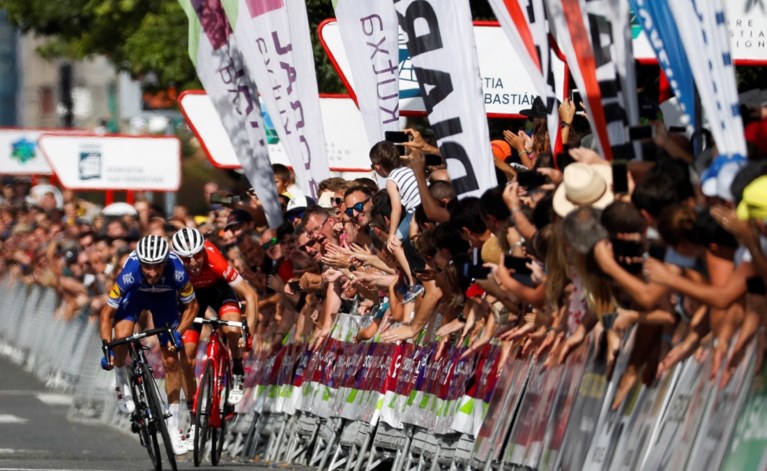 Er komt geen einde aan voor Alaphilippe: Fransman wint na Waalse Pijl en bolletjestrui nu ook Clásica San Sebastián