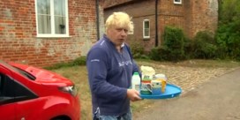 Boris Johnson ontwijkt lastige vragen met kopjes thee