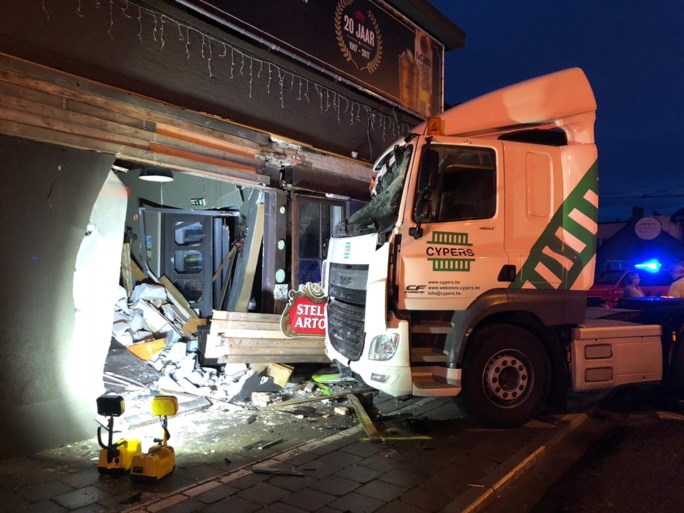 Vrachtwagen rijdt café binnen