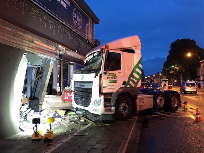 Vrachtwagen rijdt café binnen