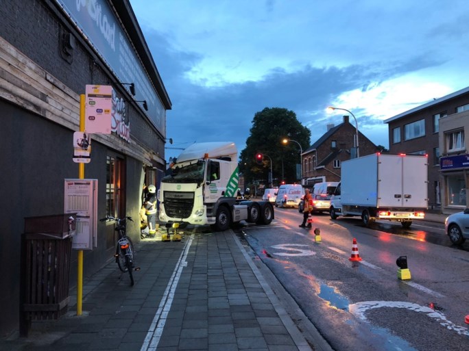 Vrachtwagen rijdt café binnen