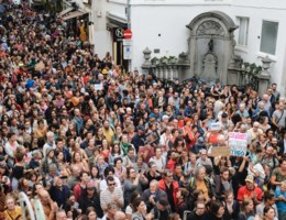 Menigte omsingelt Manneken Pis als protest tegen opsluiting gezin in gesloten centrum