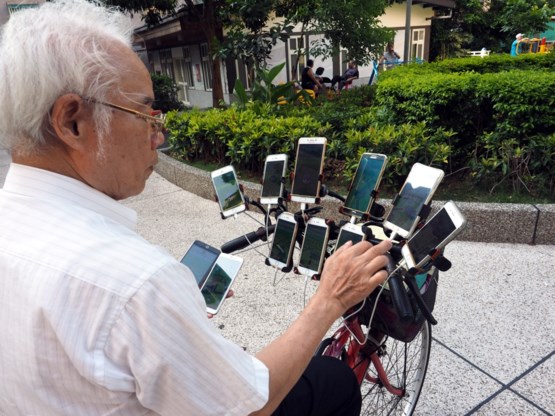 Deze man gebruikt elf smartphones om Pokémon te vangen