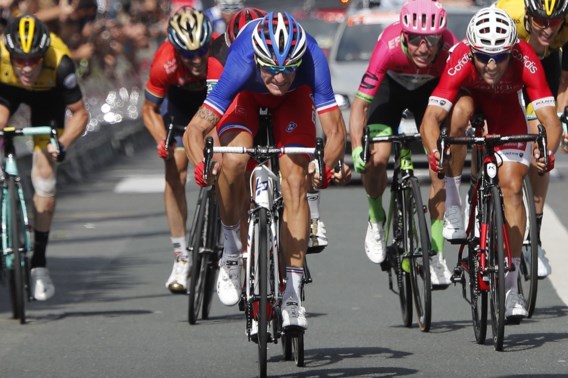 Frans kampioen Roux viert na eerste rit in Ronde van de Limousin 
