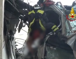 Brandweer redt man uit wagen die meters boven de grond hangt