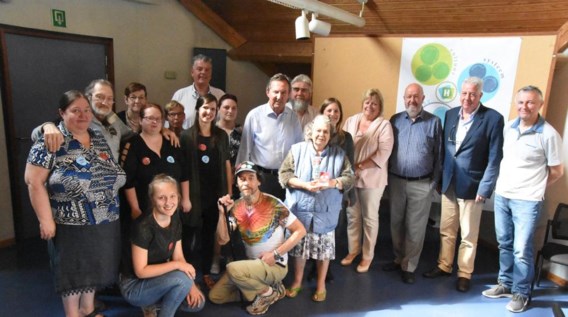 Open Armen schenkt symbolische kabouter aan schepencollege