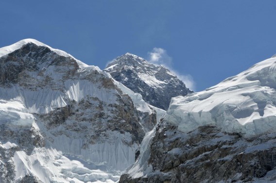 Honderden klimmers trotseerden Mount Everest 