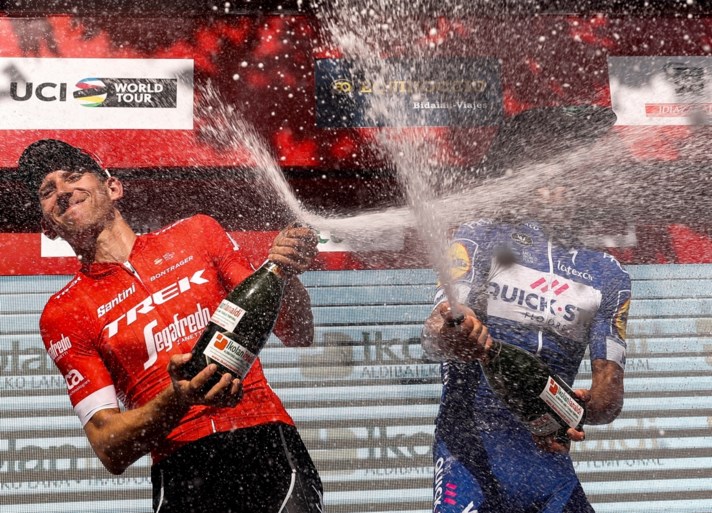 Er komt geen einde aan voor Alaphilippe: Fransman wint na Waalse Pijl en bolletjestrui nu ook Clásica San Sebastián