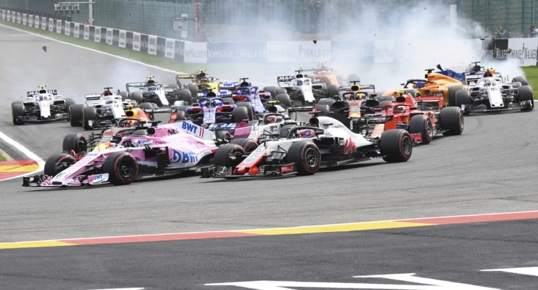 Vettel pakt makkelijke zege in GP van België, enorme crash ontsiert start